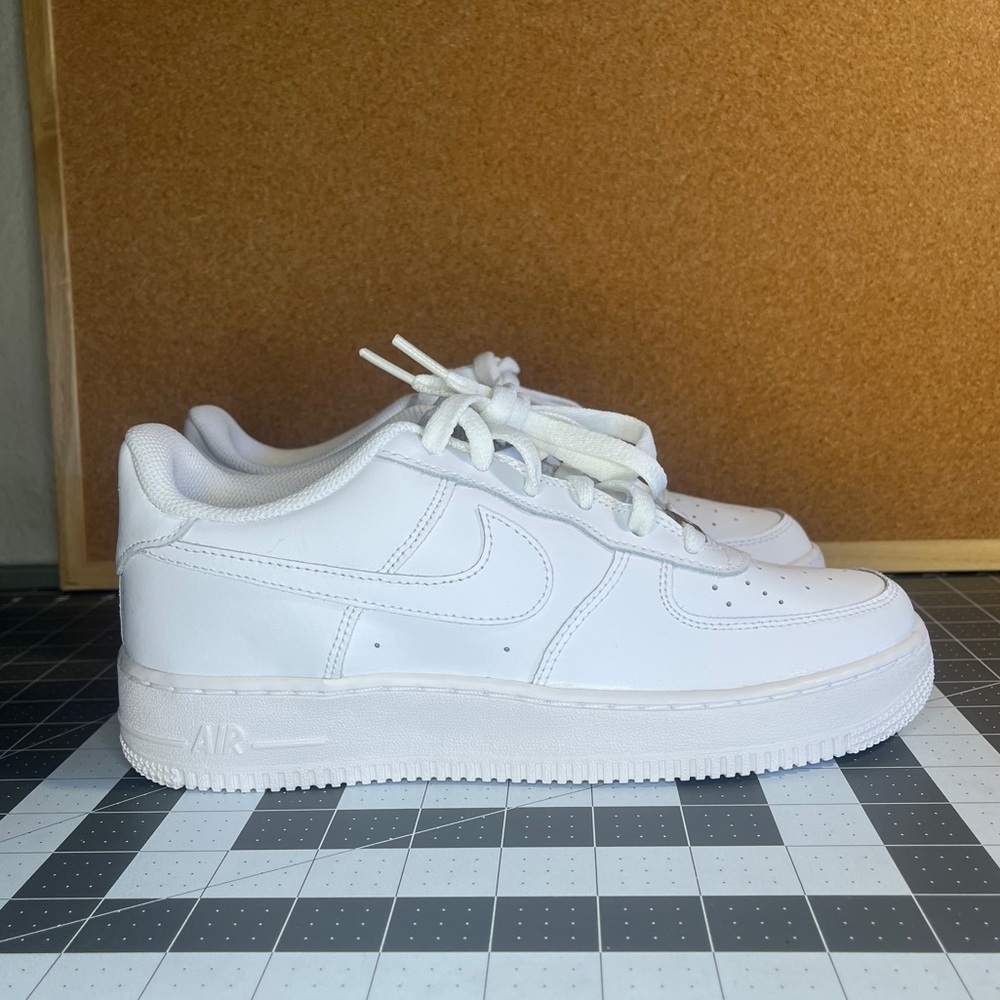 Air Force 1 
White/white 07
brand new
Authentic - Picture 3 of 12